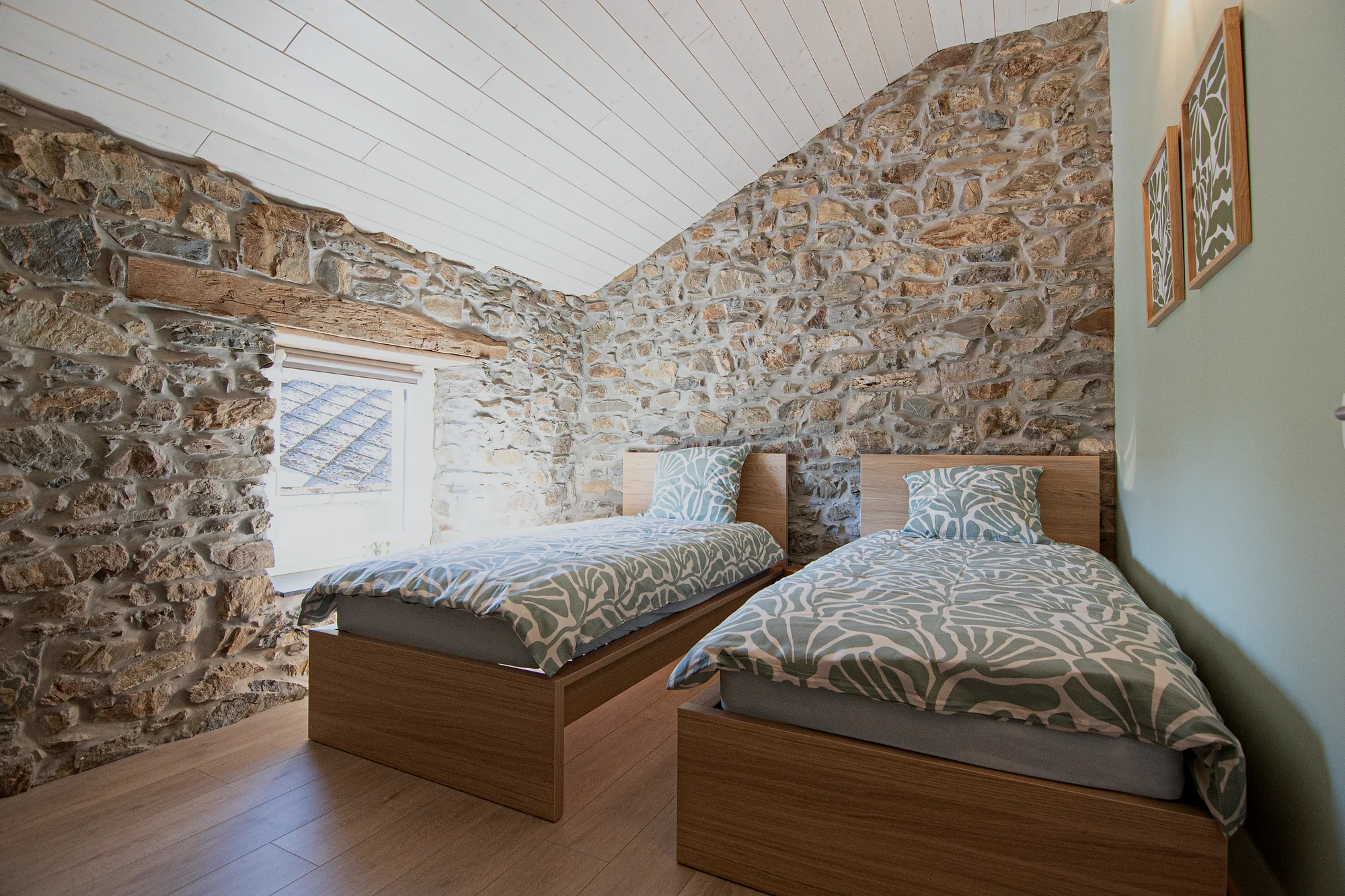 Chambre mansardée aux murs de pierre