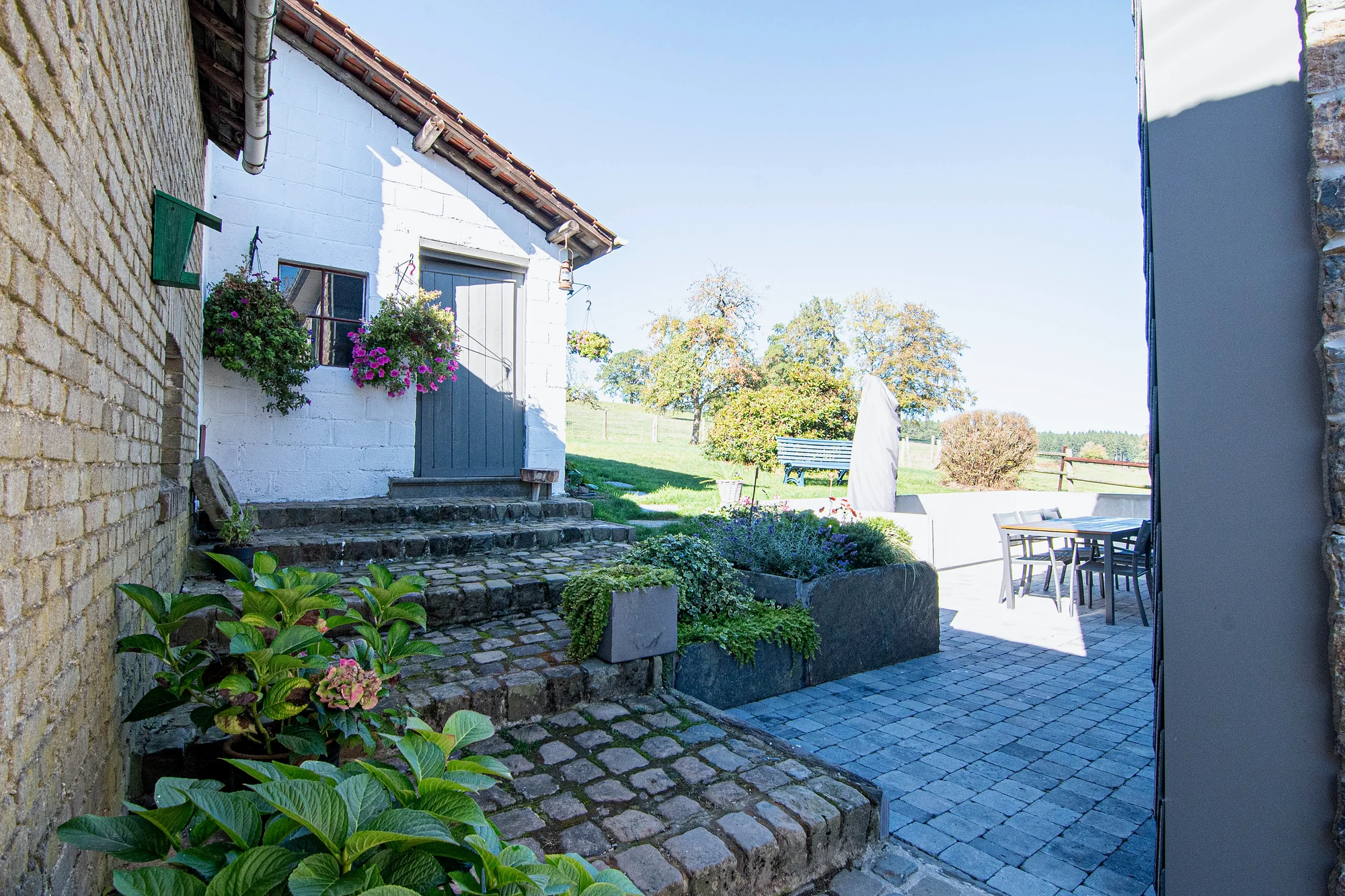 Terrasse aménagée dans le jardin, au pied de la maison