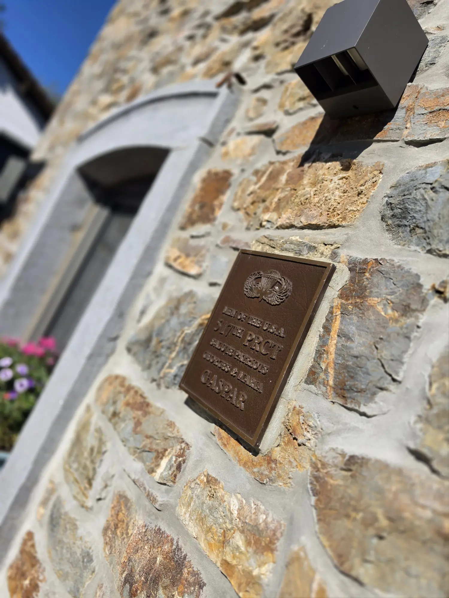 Plaque commémorative en hommage à Maria et Georges Gaspar, sur le mur en pierre